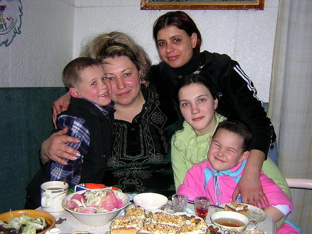 Семья Пешковых. Всем хочется обнять маму.