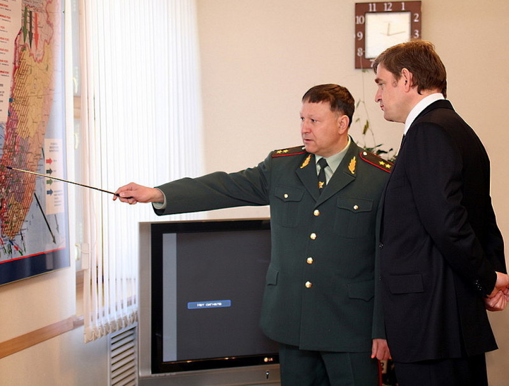 13 марта 2007 г. Владивосток. Александр РОЛИК демонстрирует Сергею ДАРЬКИНУ карту наркоканалов, по которым «зелье» поступает в край. Сегодня большинство этих каналов надежно перекрыто.