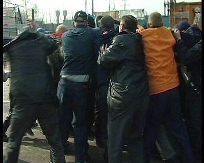 Еще недавно «лакомые» объекты захватывали так. Сейчас их судьба решается в основном в кабинетах. Рейдерство.