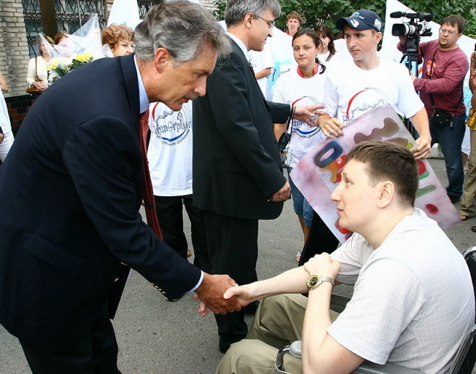 Август 2006 года. Владивосток. Посол США Уильям Бернс и Александр Кашин.