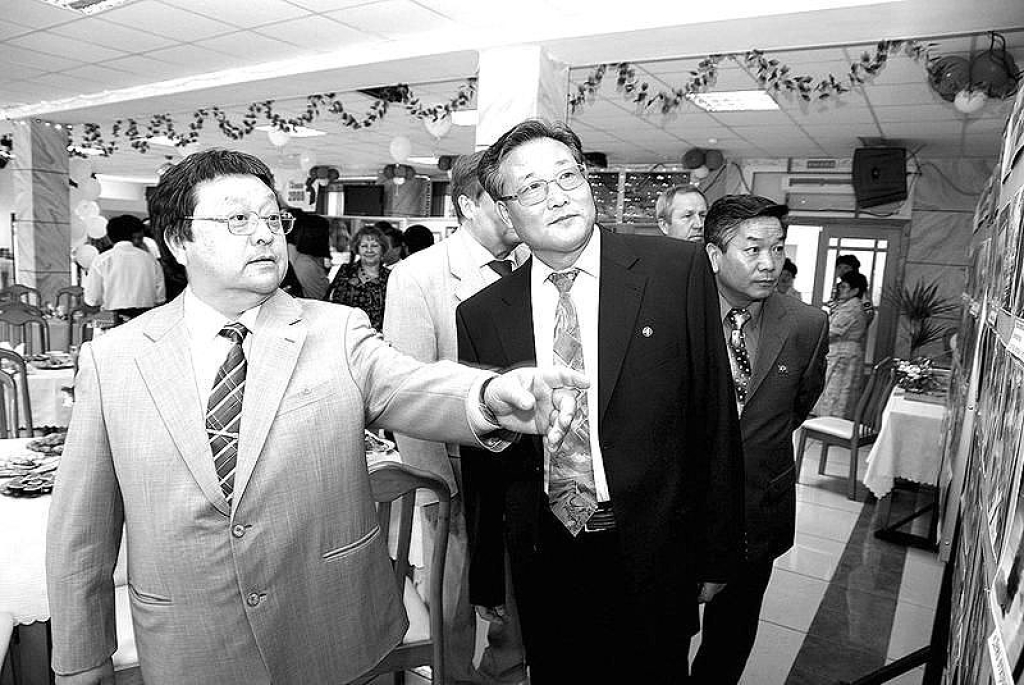 Валентин Пак (слева), инициатор межкорейской Ассамблеи, Сим Гук Рён, гениральный консул КНДР в г. Находка