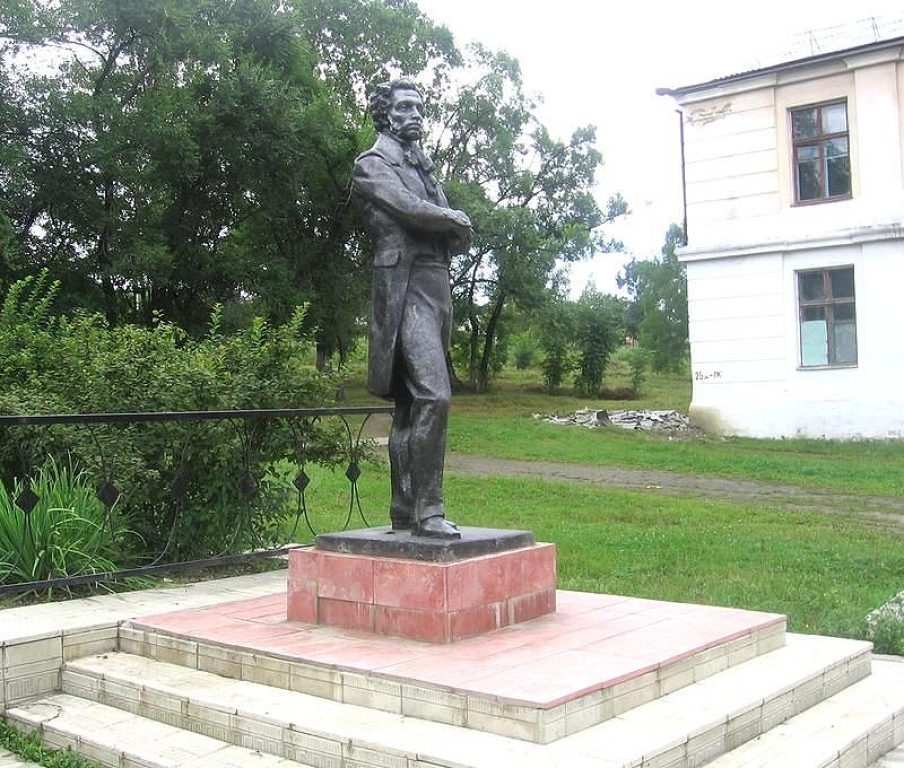 1 сентября 2008 г. День знаний. Средняя школа № 17. Артем. Этот памятник Пушкину жив во многом благодаря учителям и их ученикам.