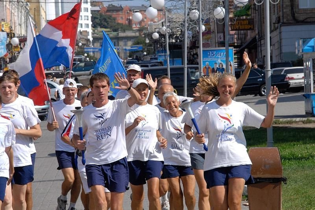 Эти люди пробежали более 10000 километров. Всемирный бег дружбы. Эстафета.