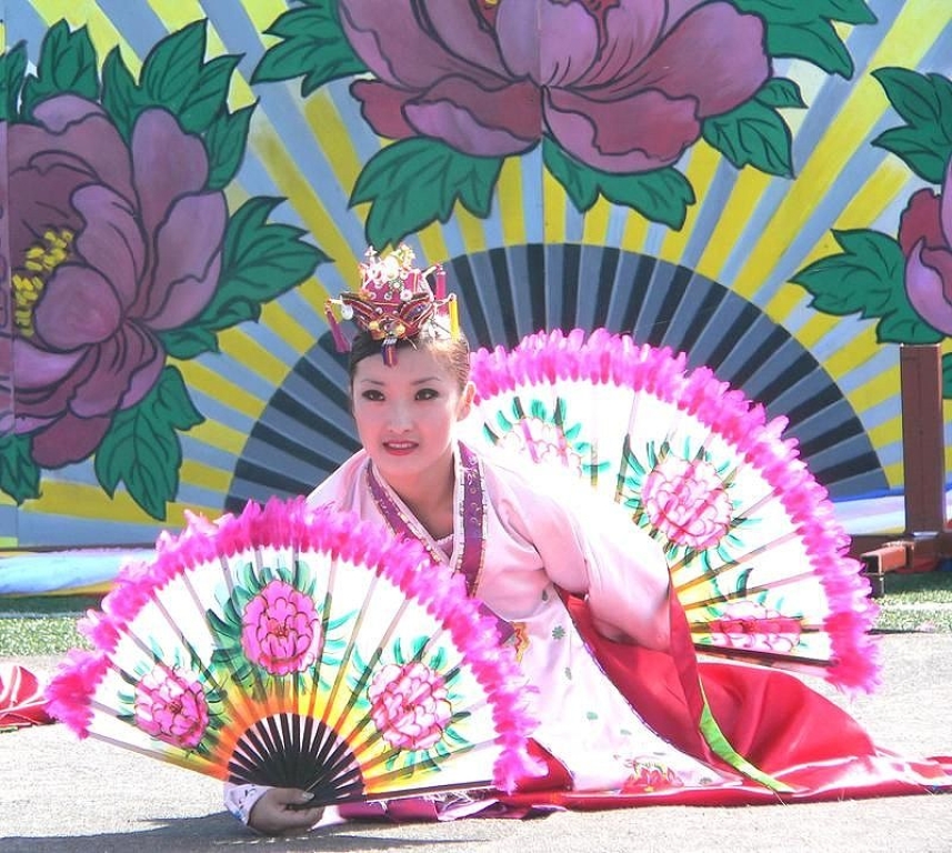 28 сентября 2008 г. Уссурийск. Первый международный фестиваль российско-корейской культуры «Дружба без границ». «Танец с веерами» любят и русские, и корейцы.